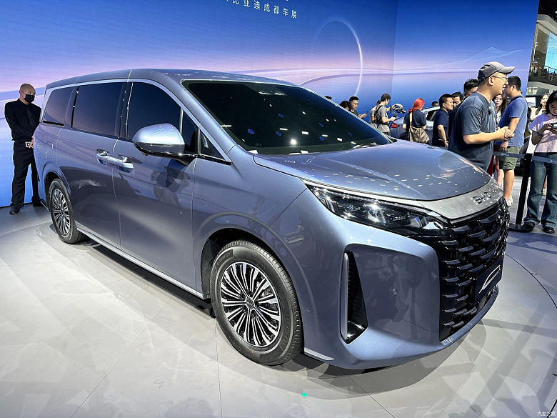 Аналог Toyota Alphard от самой BYD. В Китае представлен новейший минивэн BYD Xia