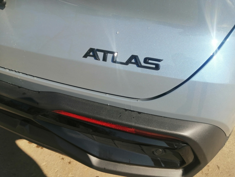 Обыкновенный «нестандарт»: тест-драйв нового поколения кроссовера Geely Atlas