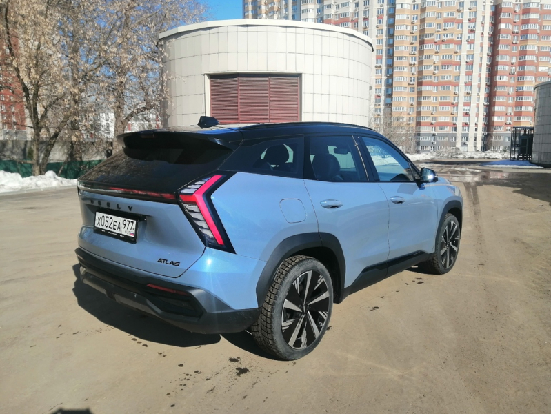 Обыкновенный «нестандарт»: тест-драйв нового поколения кроссовера Geely Atlas