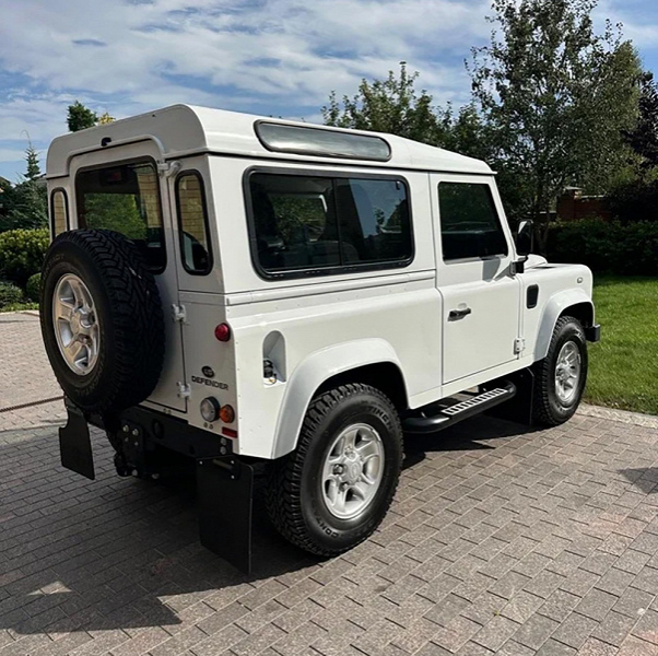 В России продают 10-летний Land Rover Defender в состоянии новой машины: 122 л.с. и проходимость не хуже, чем у «Нивы» или Suzuki Jimny