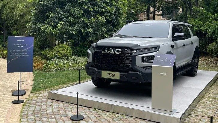 Представлен новый рамный внедорожник с корнями Toyota, копию которого будут выпускать на УАЗе. В России JAC JS9 превратится в Sollers