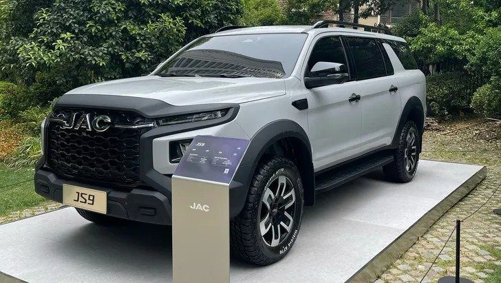 Представлен новый рамный внедорожник с корнями Toyota, копию которого будут выпускать на УАЗе. В России JAC JS9 превратится в Sollers