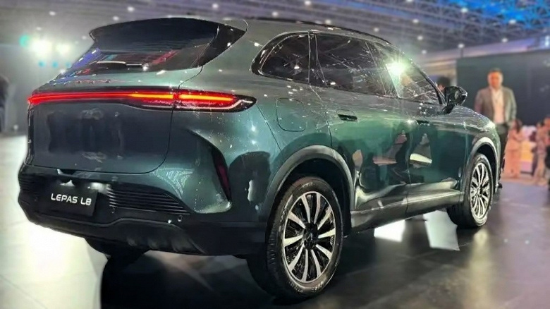 Chery копирует Geely? Салон кроссовера Lepas L8, производство которого могут наладить на европейских заводах Volkswagen, здорово напоминает салон Geely Atlas