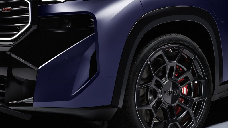 BMW обновила гибридный кроссовер XM. Что изменилось