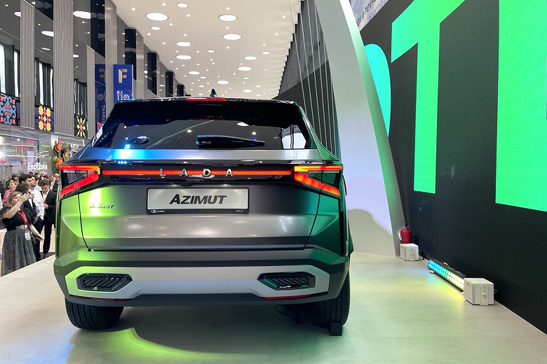 Первый в истории АвтоВАЗа кроссовер Lada Azimut показали в цвете «Булат»