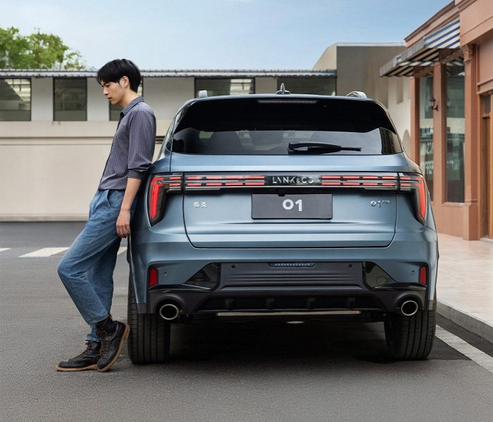 Представлен обновленный Lynk & Co 01: скидка в 4300 долларов, мощный мотор и 8-ступенчатый «автомат», которого нет у Volvo XC40 2026