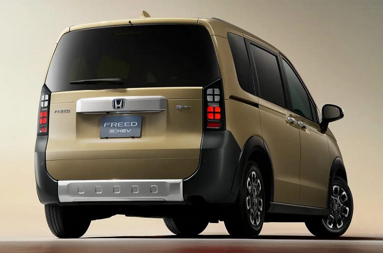 В продаже в России появился Honda Freed Crosstar: компактвэн-кроссовер с простым атмосферным мотором оценили в 2,14 млн рублей