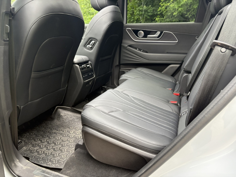 Скромняга, способный удивить: тест-драйв Chery Tiggo 9