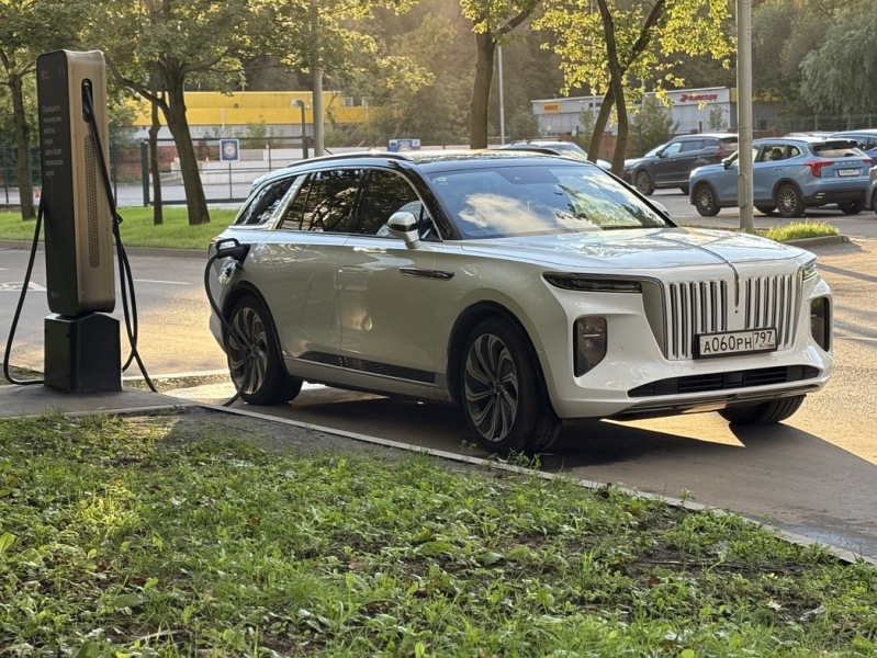 Горе с тобою, беда без тебя: тест-драйв электрического кроссовера Hongqi E-HS9