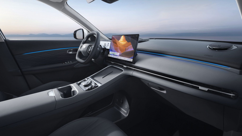 Geely представила в России первый гибридный кроссовер. Раскрыты все комплектации