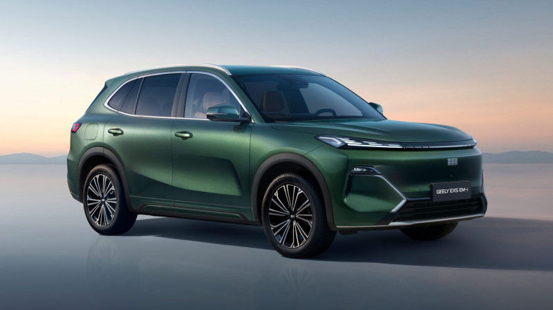 Geely представила в России первый гибридный кроссовер. Раскрыты все комплектации