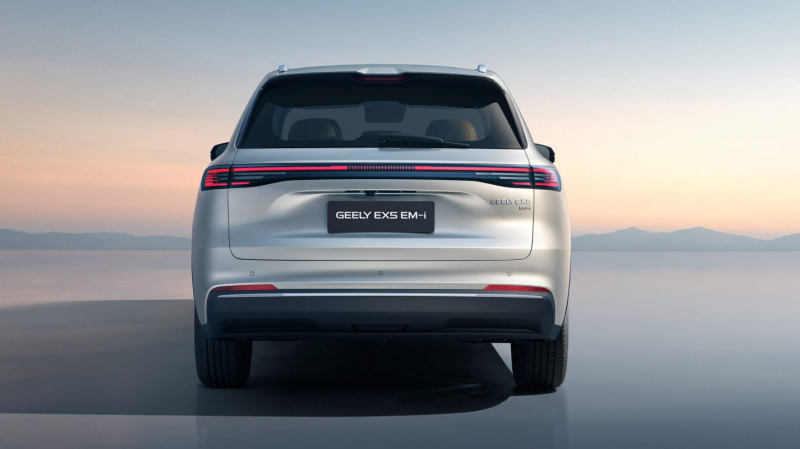 Geely представила в России первый гибридный кроссовер. Раскрыты все комплектации