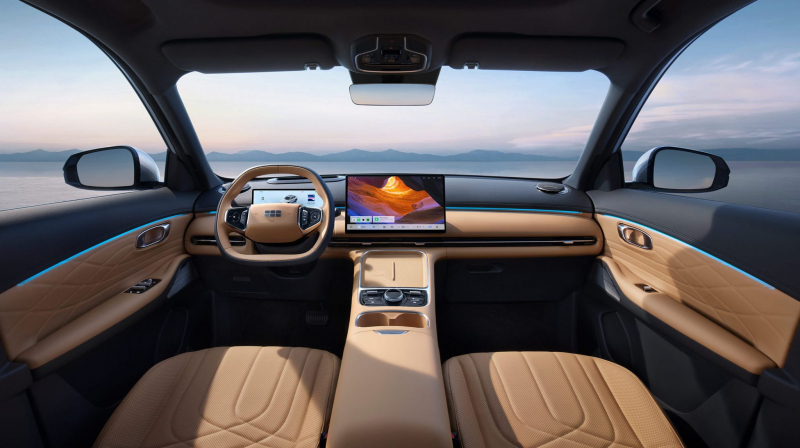 Geely представила в России первый гибридный кроссовер. Раскрыты все комплектации