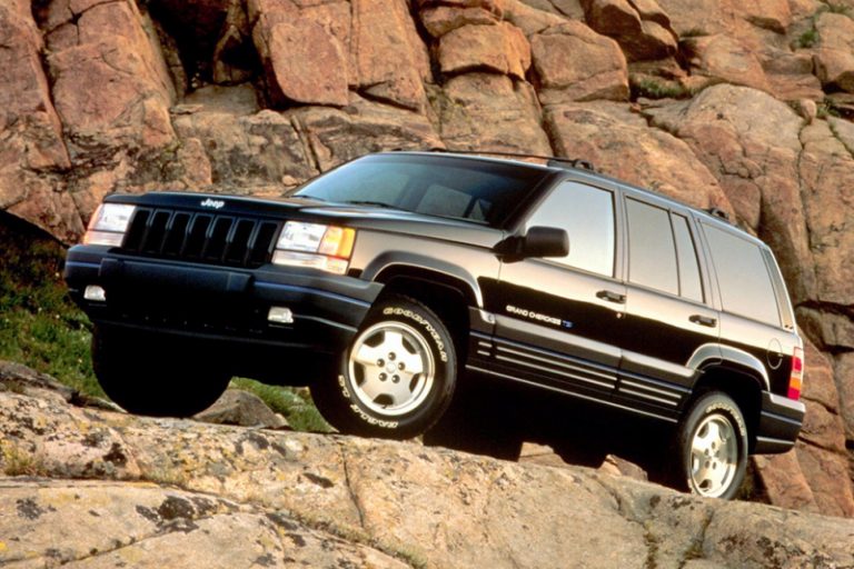 В РФ на продажу выставили Jeep Cherokee из 90-х — в идеале, в броне, очень дорого