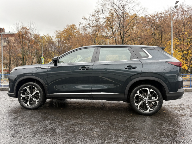 Неоклассицизм: тест-драйв кроссовера Dongfeng Huge