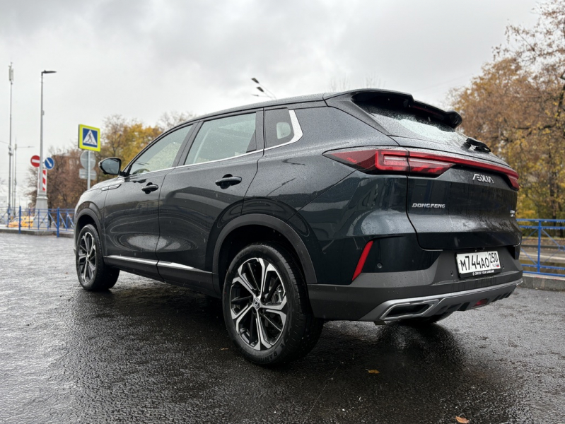 Неоклассицизм: тест-драйв кроссовера Dongfeng Huge