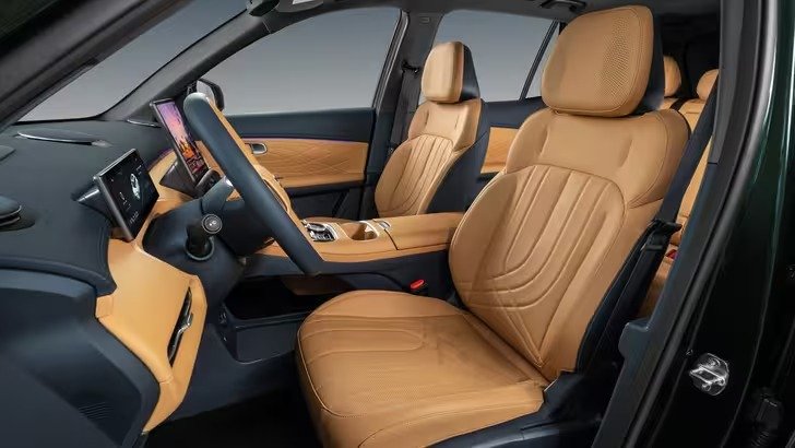 Первый подключаемый гибрид Geely в России. Geely EX5 EM-i, который может проехать почти 1000 км на полном баке, оценили в 3,57 млн рублей