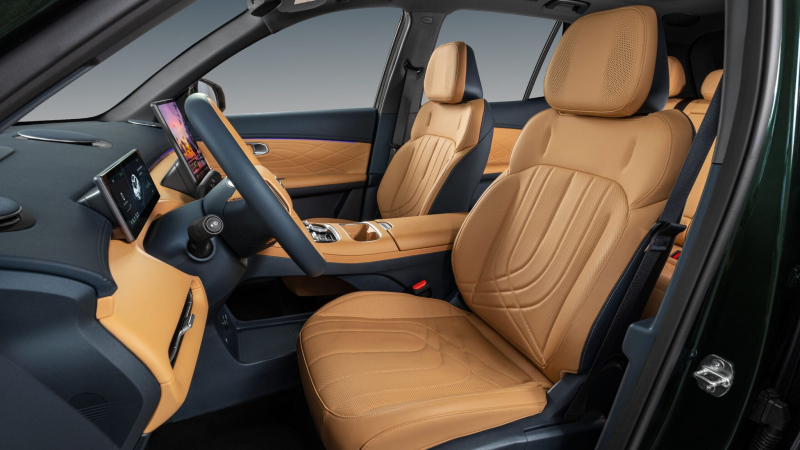 В России представлен первый гибридный кроссовер Geely: цены и комплектации