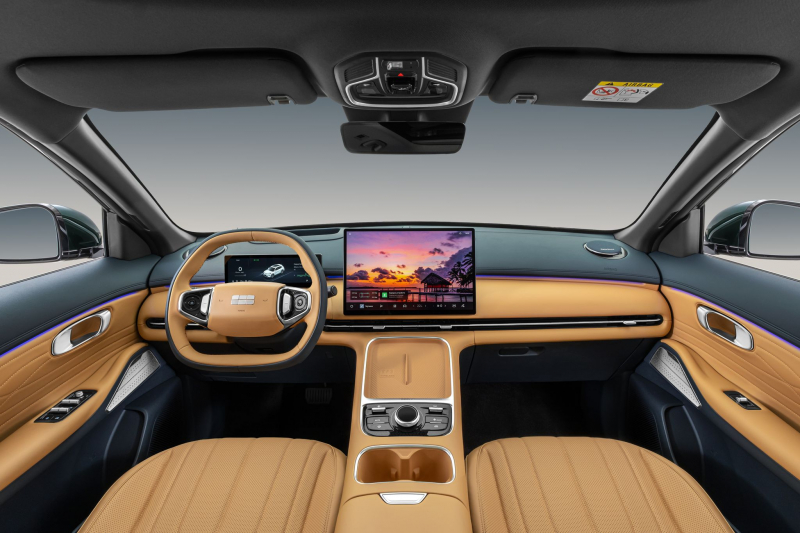 В России представлен первый гибридный кроссовер Geely: цены и комплектации