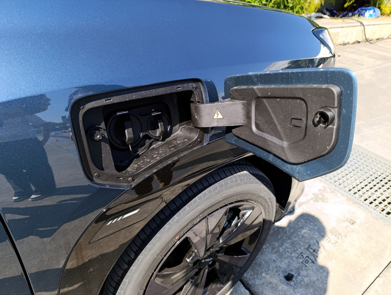 Мобильное приложение: тест-драйв электрического кроссовера GAC Aion V