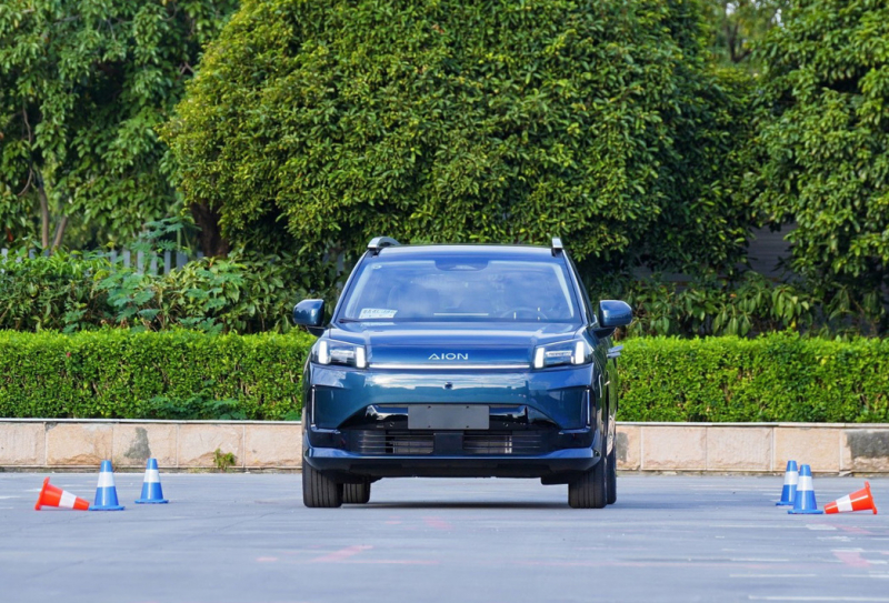 Мобильное приложение: тест-драйв электрического кроссовера GAC Aion V