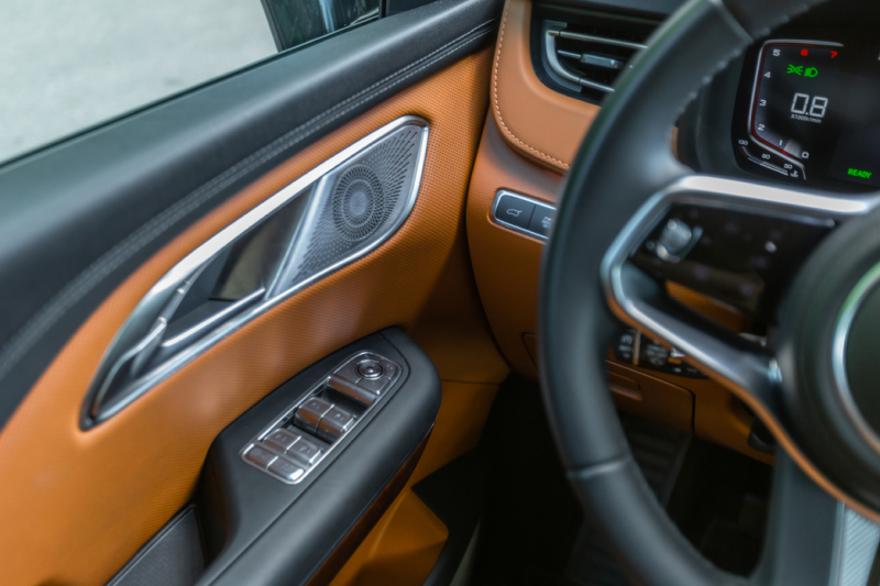 Нескромное обаяние богатства: тест-драйв минивэна Hongqi HQ9