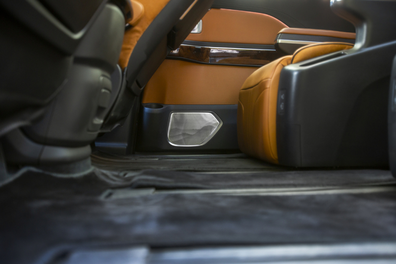 Нескромное обаяние богатства: тест-драйв минивэна Hongqi HQ9