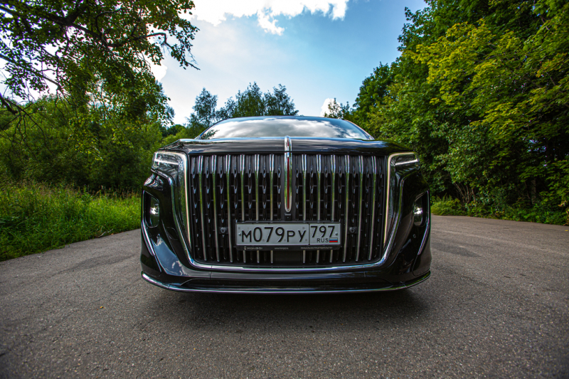 Нескромное обаяние богатства: тест-драйв минивэна Hongqi HQ9