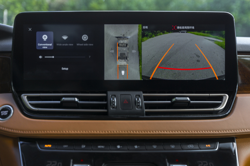 Нескромное обаяние богатства: тест-драйв минивэна Hongqi HQ9