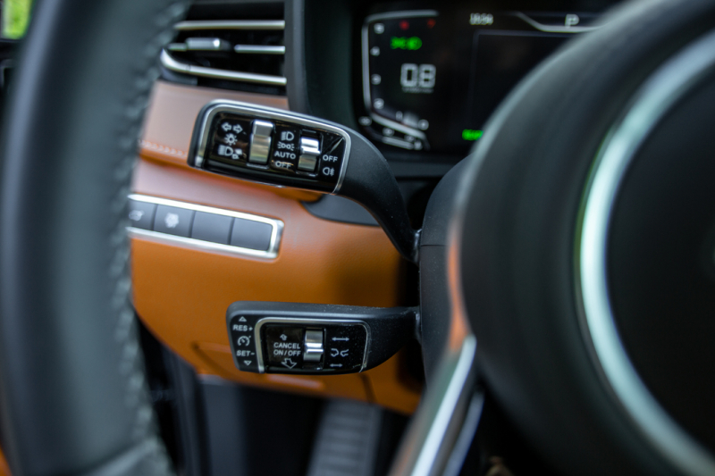 Нескромное обаяние богатства: тест-драйв минивэна Hongqi HQ9