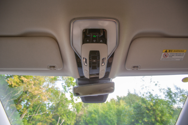 Нескромное обаяние богатства: тест-драйв минивэна Hongqi HQ9