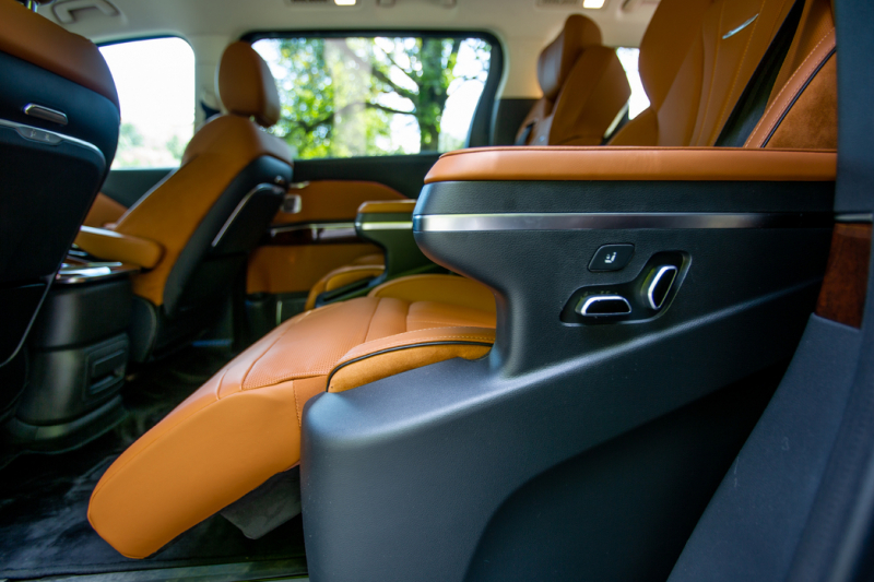 Нескромное обаяние богатства: тест-драйв минивэна Hongqi HQ9