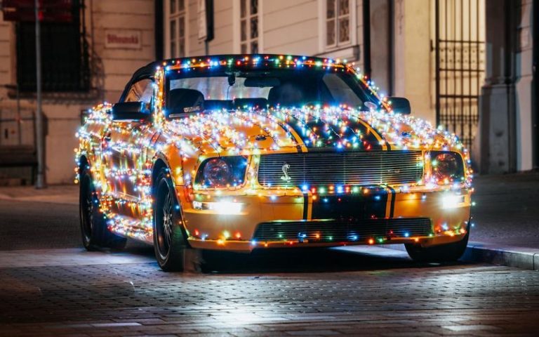 Гирлянда и не только. За какие новогодние украшения на авто лишат прав