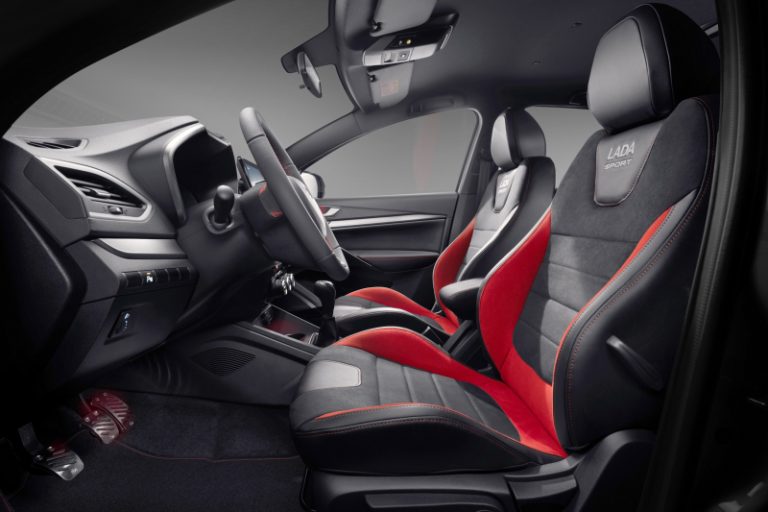 Новую Lada Vesta Sport сняли на фото на автовозе — скоро старт продаж