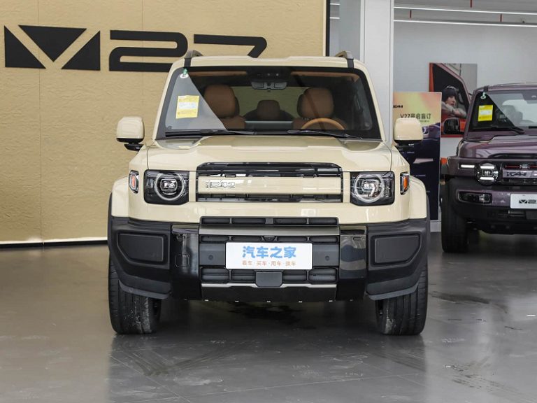Похожий на Land Cruiser и Land Rover внедорожник Chery iCar V27 появился у дилеров в Китае. В 2026 году он должен официально приехать в Россию