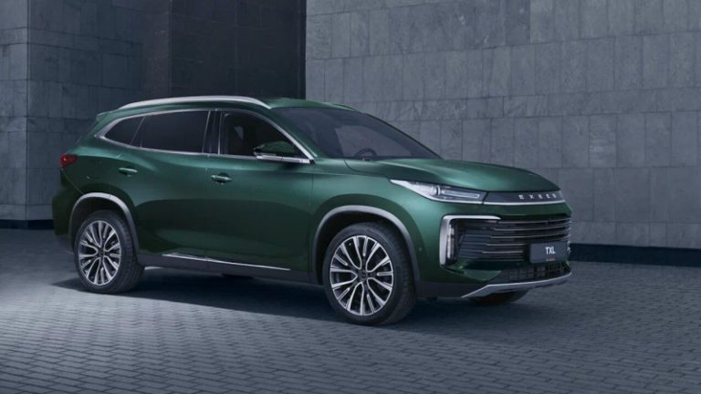 Популярный кроссовер Exeed получил две новые версии в России. Сколько они стоят