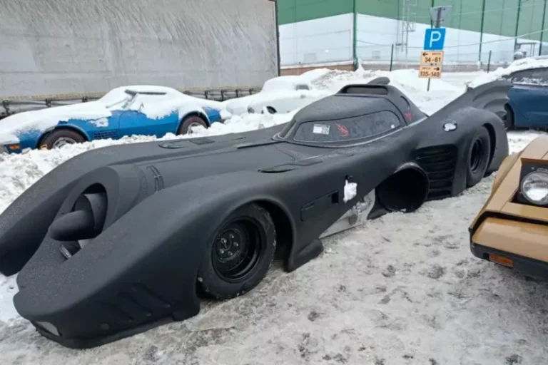 «Приехали снег чистить»: на белорусской таможне заметили «Бэтмобиль»