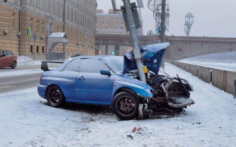 Москву накрыл мощный снегопад. Как ездить, чтобы избежать ДТП